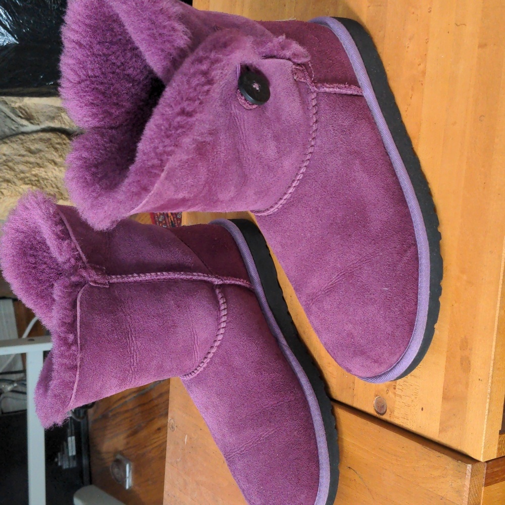 UGG Bailey Button Youth 6